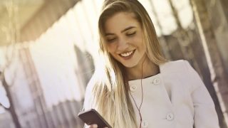 笑顔でスマホで電話をする海外の女性