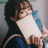 英語の本を持った日本人の女の子